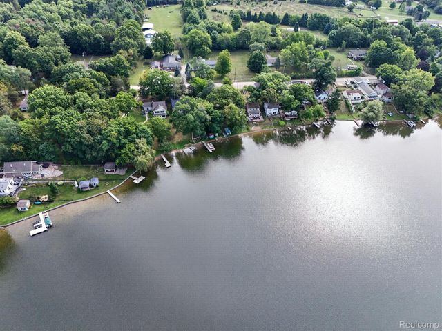 6390 Buckshore Drive, Hamburg Township, MI 48189