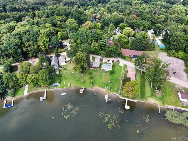 6390 Buckshore Drive, Hamburg Township, MI 48189
