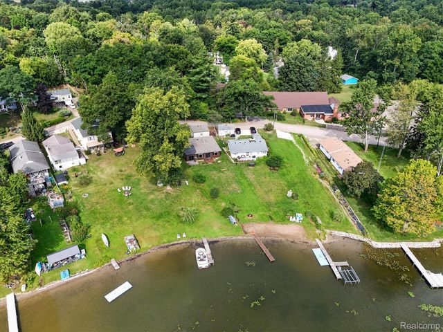 6390 Buckshore Drive, Hamburg Township, MI 48189