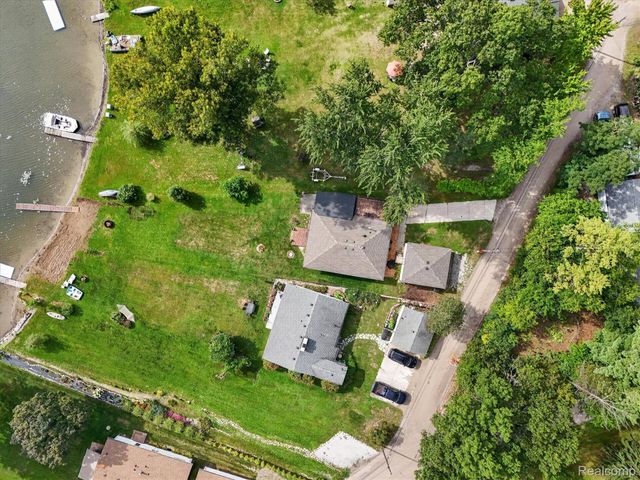 6390 Buckshore Drive, Hamburg Township, MI 48189