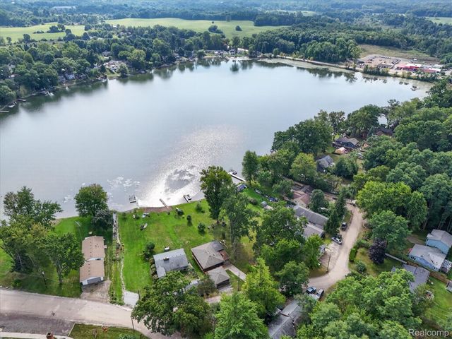 6390 Buckshore Drive, Hamburg Township, MI 48189