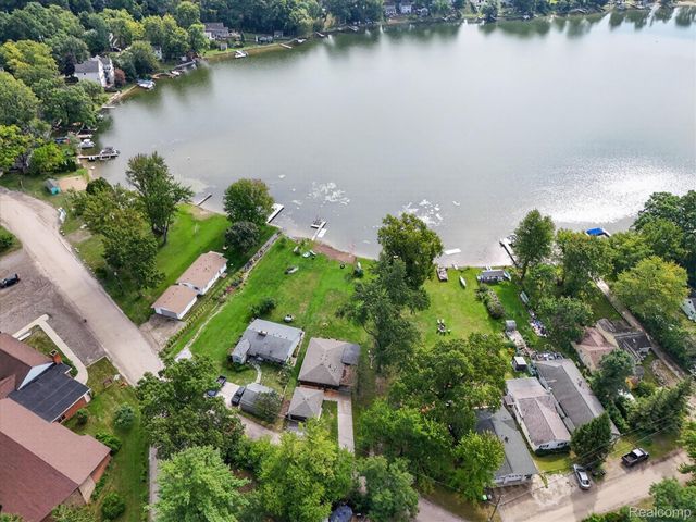 6390 Buckshore Drive, Hamburg Township, MI 48189