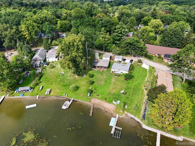 6390 Buckshore Drive, Hamburg Township, MI 48189