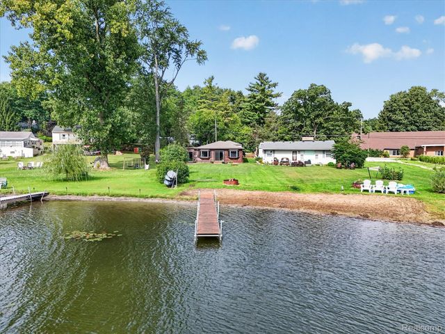 6390 Buckshore Drive, Hamburg Township, MI 48189