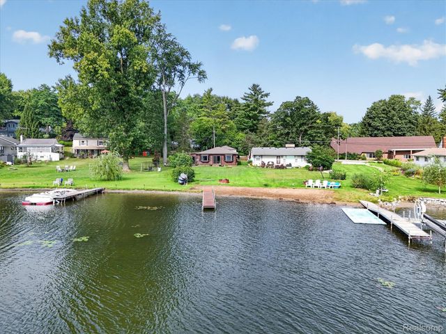 6390 Buckshore Drive, Hamburg Township, MI 48189