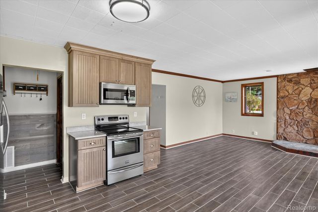 6390 Buckshore Drive, Hamburg Township, MI 48189