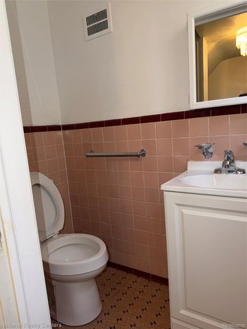 18400 Woodingham Drive, Detroit, MI 48221