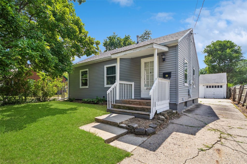 2522 38th Street, Des Moines, IA 50310