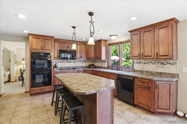 73 Greencastle Lane, Amherst, NY 14221