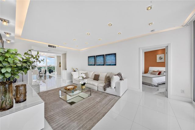 300 S Pointe Dr 2104, Miami Beach, FL 33139