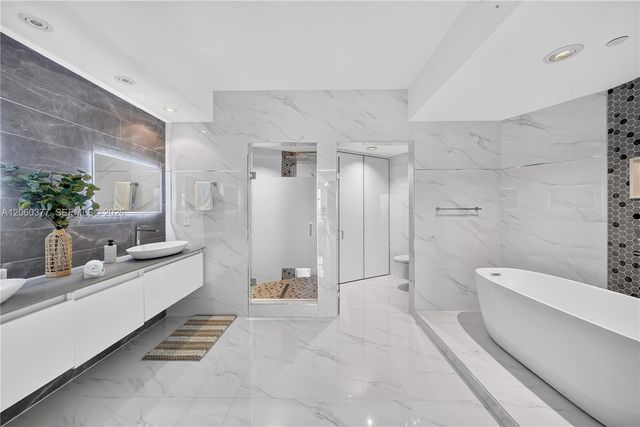 300 S Pointe Dr 2104, Miami Beach, FL 33139