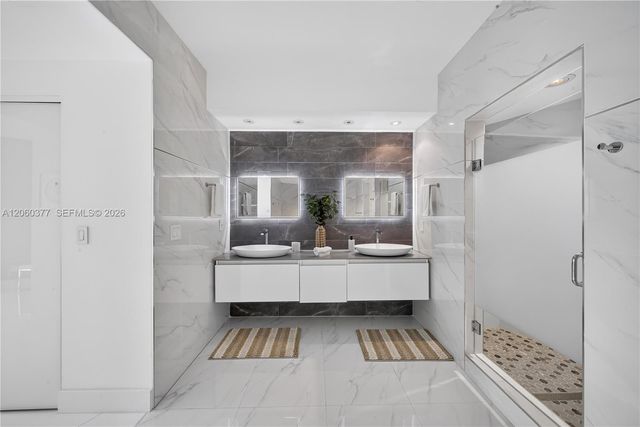 300 S Pointe Dr 2104, Miami Beach, FL 33139