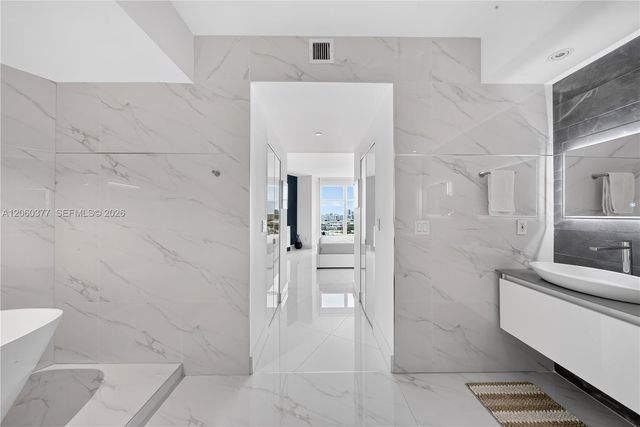 300 S Pointe Dr 2104, Miami Beach, FL 33139