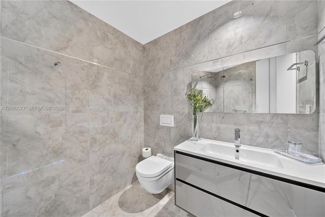 300 S Pointe Dr 2104, Miami Beach, FL 33139