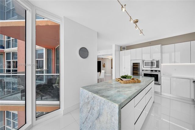 300 S Pointe Dr 2104, Miami Beach, FL 33139