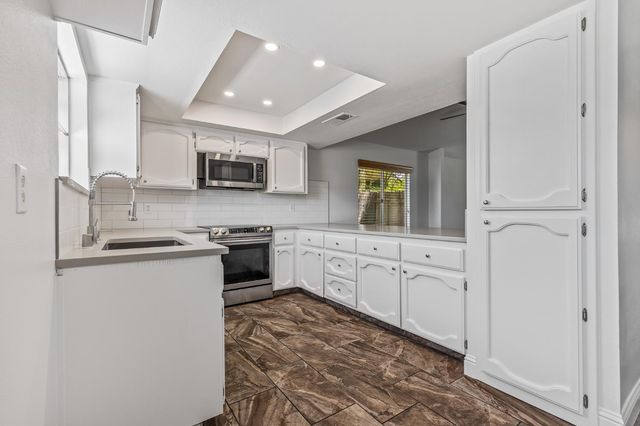1028 W Minarets Avenue, Fresno, CA 93650