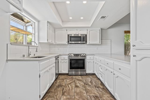 1028 W Minarets Avenue, Fresno, CA 93650