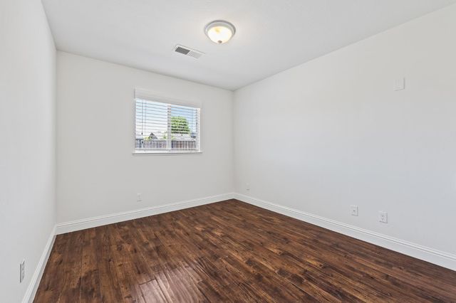 1028 W Minarets Avenue, Fresno, CA 93650