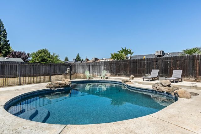 1028 W Minarets Avenue, Fresno, CA 93650