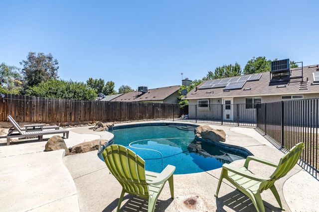 1028 W Minarets Avenue, Fresno, CA 93650