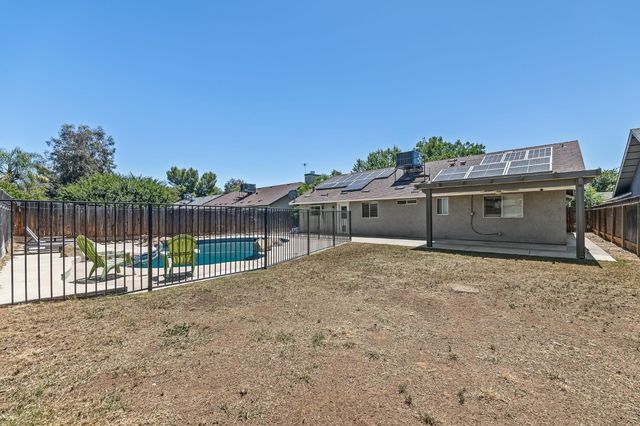 1028 W Minarets Avenue, Fresno, CA 93650