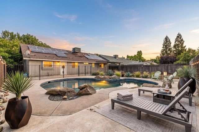 1028 W Minarets Avenue, Fresno, CA 93650