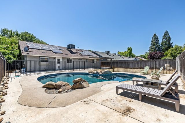 1028 W Minarets Avenue, Fresno, CA 93650