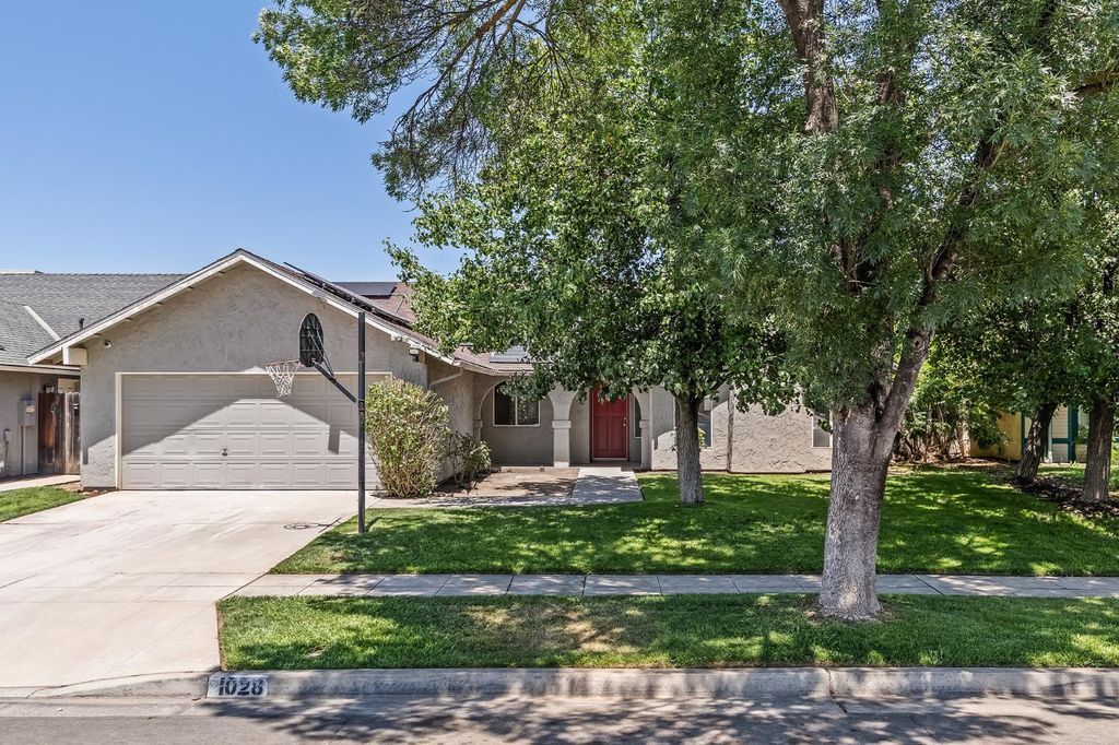 1028 W Minarets Avenue, Fresno, CA 93650