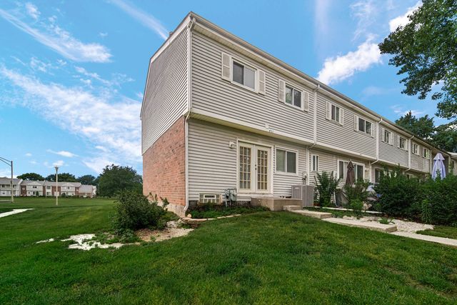 451 YORKSHIRE Square 451, Bolingbrook, IL 60440
