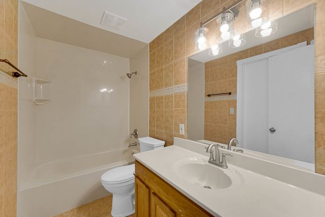 451 YORKSHIRE Square 451, Bolingbrook, IL 60440