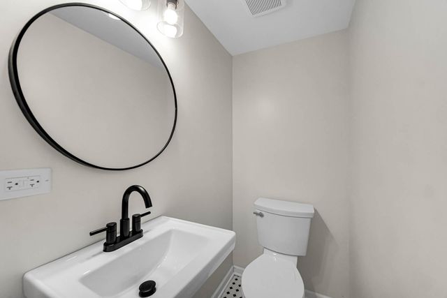 451 YORKSHIRE Square 451, Bolingbrook, IL 60440