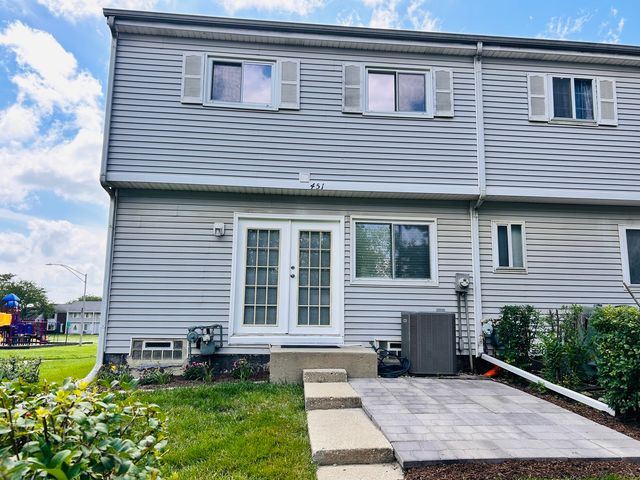 451 YORKSHIRE Square 451, Bolingbrook, IL 60440