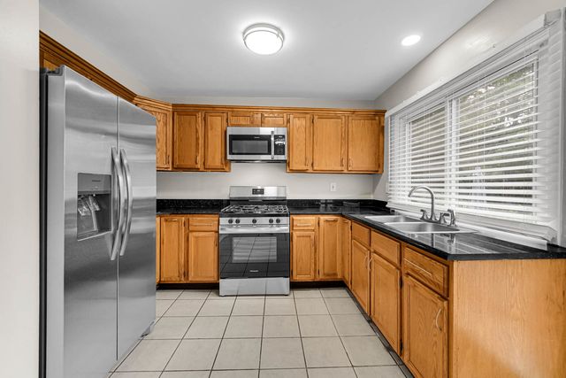 451 YORKSHIRE Square 451, Bolingbrook, IL 60440
