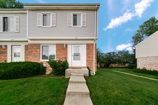 451 YORKSHIRE Square 451, Bolingbrook, IL 60440