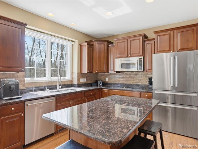 3235 Woodview Circle, Lake Orion, MI 48362