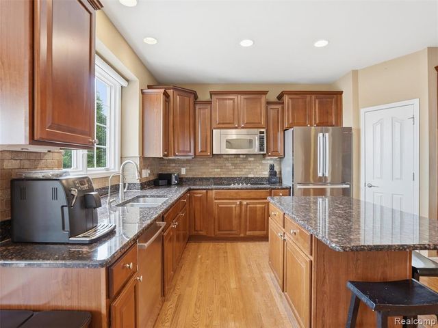 3235 Woodview Circle, Lake Orion, MI 48362