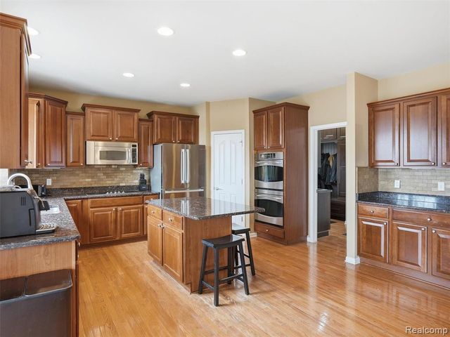 3235 Woodview Circle, Lake Orion, MI 48362