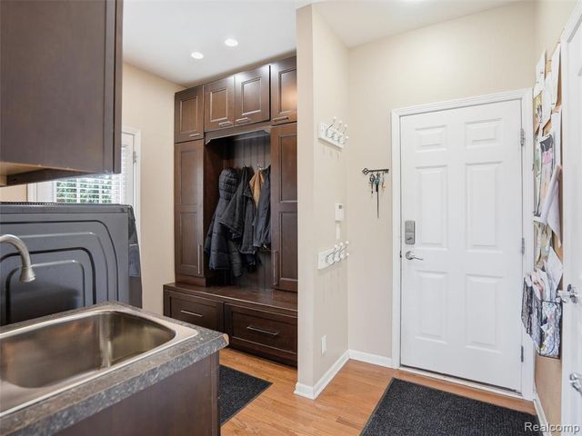 3235 Woodview Circle, Lake Orion, MI 48362