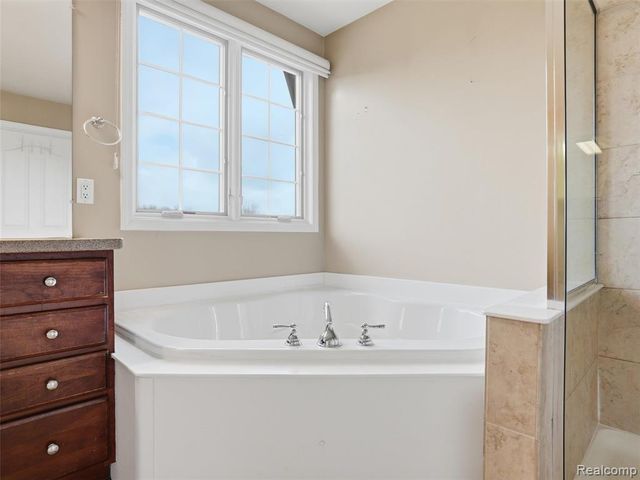 3235 Woodview Circle, Lake Orion, MI 48362