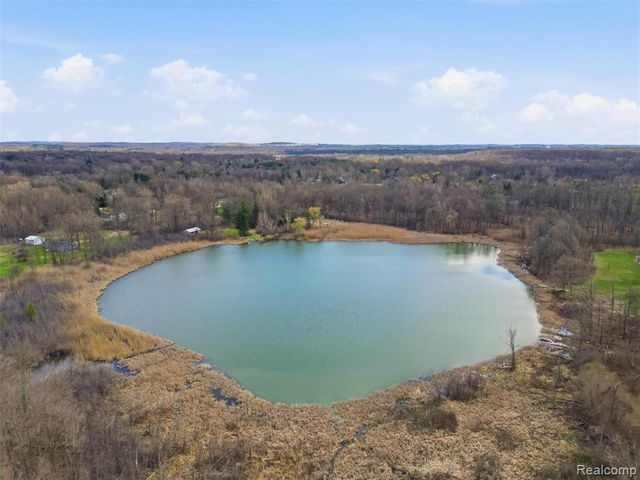 3235 Woodview Circle, Lake Orion, MI 48362