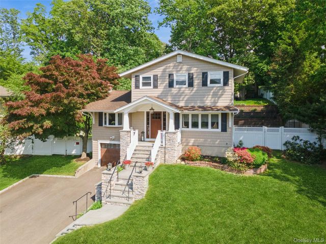 23 Ravenwood Drive, Kings Park, NY 11754