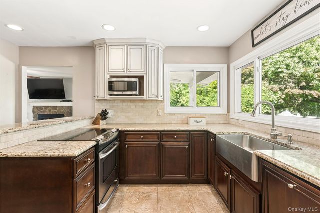 23 Ravenwood Drive, Kings Park, NY 11754