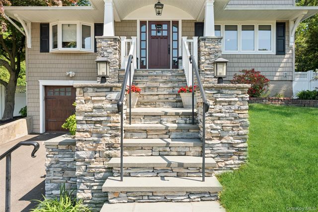 23 Ravenwood Drive, Kings Park, NY 11754