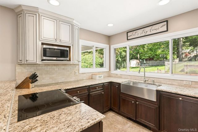 23 Ravenwood Drive, Kings Park, NY 11754