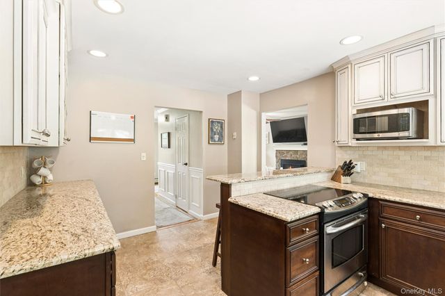23 Ravenwood Drive, Kings Park, NY 11754