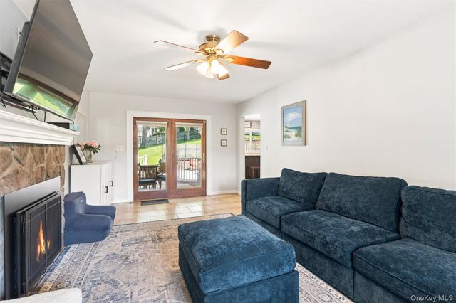 23 Ravenwood Drive, Kings Park, NY 11754