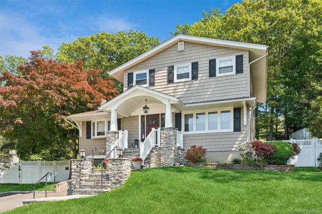 23 Ravenwood Drive, Kings Park, NY 11754