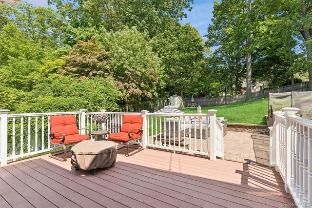 23 Ravenwood Drive, Kings Park, NY 11754
