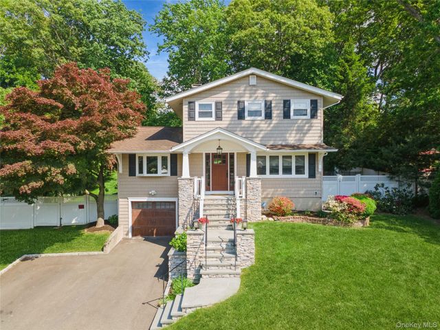 23 Ravenwood Drive, Kings Park, NY 11754