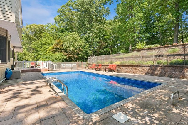 23 Ravenwood Drive, Kings Park, NY 11754